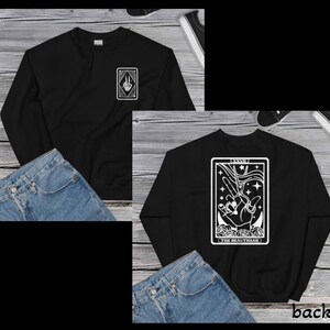 De schoonheidsspecialiste Tarotkaart, witte print op de voorkant, achterkant, skelet, haarstylist Sweatshirt