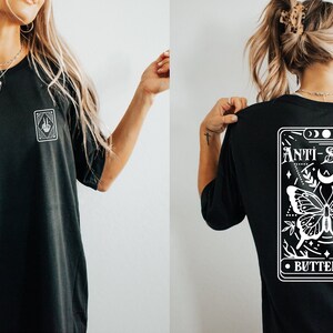 De antisociale vlindertarotkaart, witte print op de voorkant, achterkant, skelet, introvert t-shirt