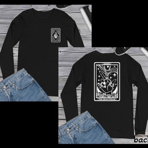 De schoonheidsspecialiste Tarotkaart, witte print op de voorkant, achterkant, skelet, haarstylist T-shirt met lange mouwen