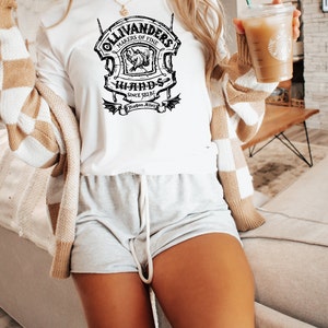 Ollivander&#39;s Maker Of Fine Wands, shop sign, wizard, book love short sleeve unisex t-shirt