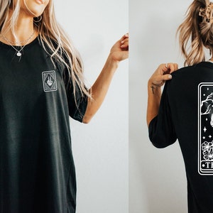 The Witch Tarot Card, witte print op de voorkant, achterkant, skelet, t-shirt met heksenvibes
