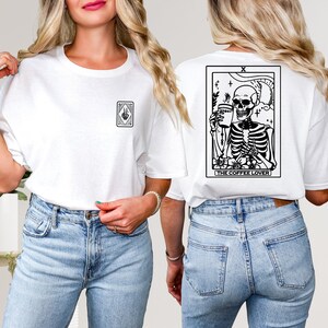 Carta de tarô The Coffee Lover, esqueleto, xícara de café, camiseta com estampa frontal e traseira COFFEE DRINKER