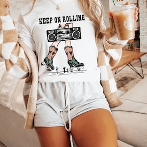 Keep On Rolling, western, boom box, pattini a rotelle, vintage, stivali da cowgirl, retrò, stivali da cowboy T-shirt unisex