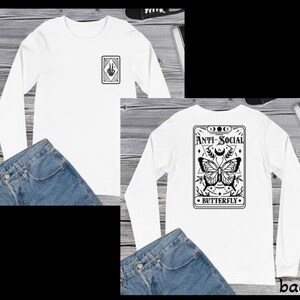 De antisociale vlindertarotkaart, skelet, introvert. print op de voorkant en achterkant T-shirt met lange mouwen