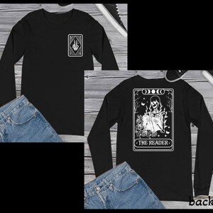 De Reader Tarot Card, witte print op de voorkant, achterkant, skelet, boekenliefhebber T-shirt met lange mouwen