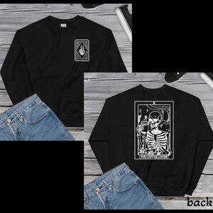 De Coffee Lover Tarot Card, witte print op de voorkant, achterkant, skelet, koffiedrinker Sweatshirt