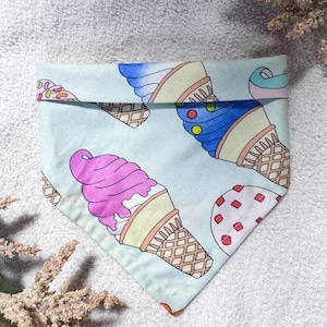Bandana personalizada para cachorro, estampa de sorvete, bandana com texto personalizado para filhotes, acessórios para animais de estimação, presentes para donos de cachorro, presente para mães de cachorro