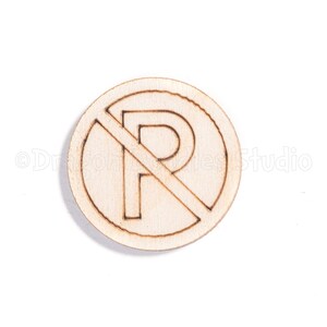 以下が含まれることがあります： 「駐車禁止」の記号が焼き込まれた丸い木製の看板。看板には、円の中に大文字の「P」があり、斜めの線で消されています。看板は薄茶色で、白い背景に置かれています。