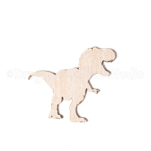 Può includere: Ritaglio in legno di un dinosauro Tyrannosaurus Rex. Il dinosauro marrone chiaro ha una silhouette dettagliata, inclusi denti e artigli. L'immagine è su sfondo bianco.