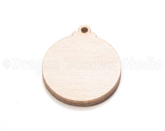 Puede incluir: Adorno navideño de madera con forma de bola redonda con un pequeño lazo en la parte superior para colgar. El adorno es de madera de color claro y tiene una superficie lisa. El adorno está en blanco y listo para personalizar.