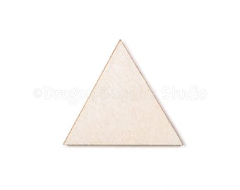 Könnte beinhalten: Ein schlichtes, hellbraunes Dreieck aus Holz.