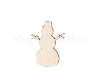 Könnte beinhalten: Holzausschnitt eines Schneemanns mit Zylinder und ausgestreckten Armen. Der Schneemann ist aus hellem Holz gefertigt und hat ein schlichtes Design. Ideal für Bastelarbeiten oder Weihnachtsdekorationen.