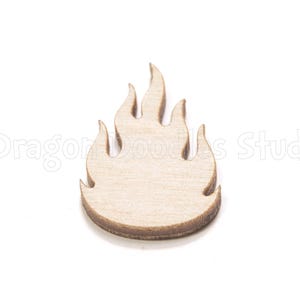 Può includere: Ritaglio a forma di fiamma in legno, di colore marrone chiaro e con superficie liscia. Il design della fiamma ha una base arrotondata e punte, perfetto per progetti di artigianato. L'immagine è su sfondo bianco.