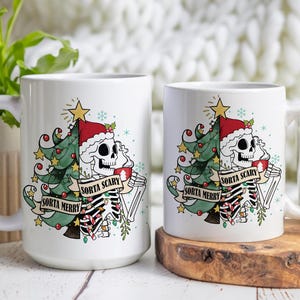 Puede incluir: Dos tazas de cerámica blanca con un diseño de árbol de Navidad y esqueleto. Las tazas muestran el texto "Sorta Merry" y "Sorta Scary".