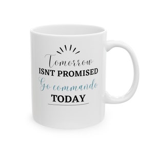 Könnte beinhalten: Weiße Keramik-Kaffeetasse mit schwarzem Text, der "Morgen ist nicht versprochen Geh heute in die Kommandostellung".