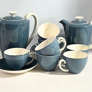 Poole Pottery Cameo Teal aardewerk theeservies: theepot, koffiepot, kopjes, schotels