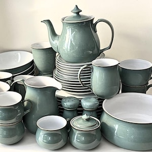 Vajilla Denby Regency Green de gres vintage: plato, taza, platillo, tetera y piezas para servir. Inglaterra.