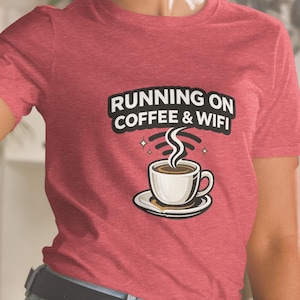 Camiseta "Funcionando à Base de Café e Wi-Fi", Camiseta para Amantes de Café, Camiseta para Programadores, Camiseta para Trabalhadores Remotos, Camiseta Divertida sobre Café, Presente para Profissionais de Tecnologia