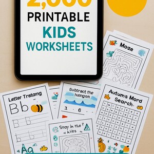 Può includere: Un tablet mostra "2.000 Schede di lavoro stampabili per bambini" in giallo e verde acqua. Diverse schede di lavoro stampate con labirinti, esercizi di tracciamento di lettere e problemi di matematica sono sparse. È visibile anche un cerchio giallo con cinque stelle. Il testo "Grab yours now!"
