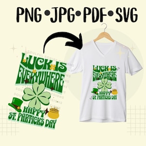 Może przedstawiać: Biała koszulka z zieloną koniczyną i tekstem "Luck is Everywhere Happy St. Patricks Day".