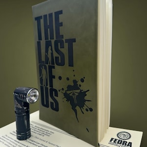Set de regalo de The Last of Us: diario grabado y linterna táctica