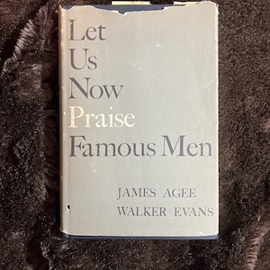 Puede incluir: Un libro de bolsillo vintage titulado "Let Us Now Praise Famous Men" de James Agee y Walker Evans.