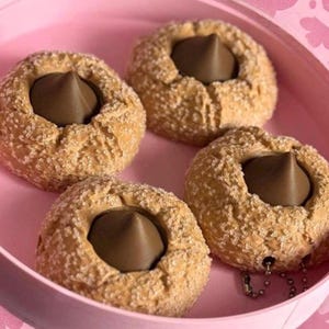 Llavero de galleta con azúcar granulado de flor de mantequilla de cacahuete