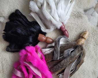 Kaninchenfell-Peitsche - "The MotherFluffer" mit Naturholzgriff."