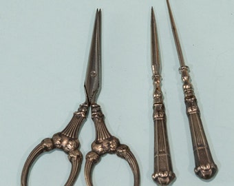 Ciseaux à broder, stylet et crochet anciens en argent, France, c1890