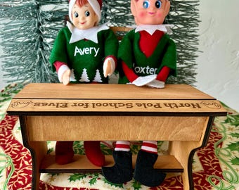 Escritorio y silla escolar de elfo navideño