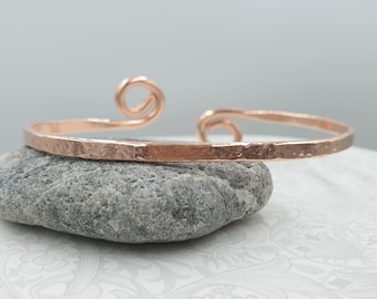 Tobillera de cobre puro en bruto: brazalete de cobre martillado para el tobillo, pulsera tipo brazalete apilable para el tobillo, tobillera texturizada con diseño en espiral.