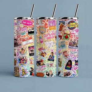 Könnte beinhalten: Drei Edelstahlbecher mit bunten, gemusterten Designs mit beliebten Fernseh- und Filmfiguren aus den 90er Jahren. Die Designs beinhalten Figuren aus Sabrina - Total Verhext!, The Rosie O'Donnell Show, Full House, Sister Sister und mehr.