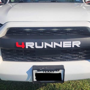 Pfc3D - Litery Trd na przedni grill do 4Runner – Odporny na promieniowanie UV zestaw znaczków ABS z wstępnie nałożonym klejem samochodowym 3 M – Łatwa instalacja bez wiercenia