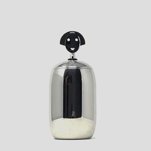 Peut inclure: Un seau à glace argenté brillant avec une poignée en forme de visage de chien noir. Le seau a une forme cylindrique arrondie et une surface réfléchissante, créant un design moderne. La poignée en forme de visage de chien ajoute une touche fantaisiste.