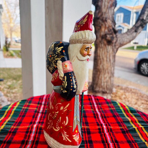 Papá Noel ruso antiguo de madera tallada y pintada a mano