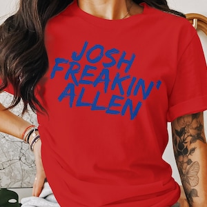 Camiseta de Josh Freakin Allen, camiseta gráfica de fútbol americano de Buffalo, ropa divertida para el día del partido, camiseta unisex vintage, sudadera con capucha, regalo para los fanáticos de Buffalo imagen 1