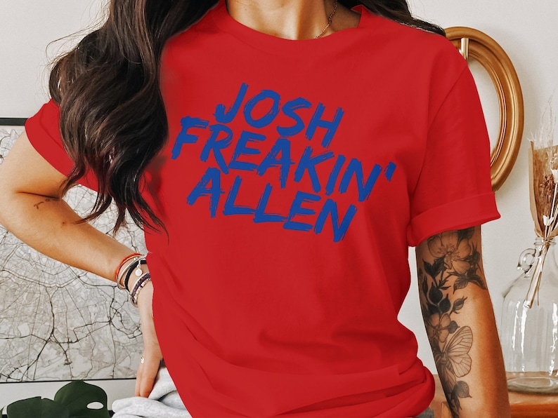 Camiseta de Josh Freakin Allen, camiseta gráfica de fútbol americano de Buffalo, ropa divertida para el día del partido, camiseta unisex vintage, sudadera con capucha, regalo para los fanáticos de Buffalo imagen 1