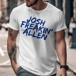 Camiseta de Josh Freakin Allen, camiseta gráfica de fútbol americano de Buffalo, ropa divertida para el día del partido, camiseta unisex vintage, sudadera con capucha, regalo para los fanáticos de Buffalo imagen 3