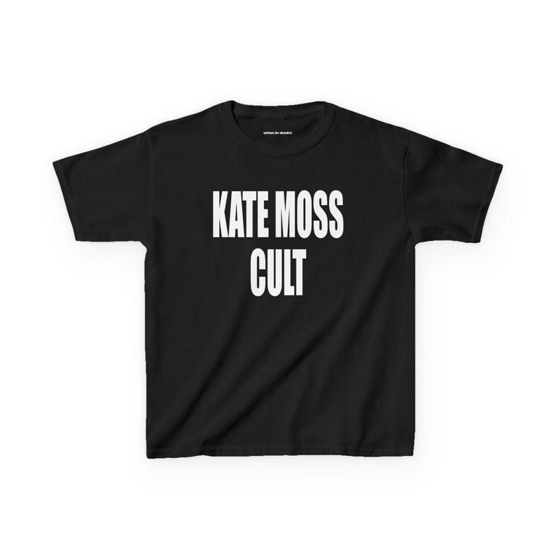 ケイト・モスのカルトベビーTシャツ、Y2Kグラフィックシャツ、90年代モデルのファッションTシャツ、大胆なホワイトスローガンベビーTシャツ、ヴィンテージストリートウェア風Tシャツ 画像 4