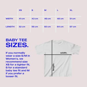以下が含まれることがあります： 白のベビーTシャツとサイズ表。サイズ表には、XSからXLまでのサイズの幅と長さをセンチメートルで表示しています。画像には「BABY TEE SIZES」という文字と、レディースサイズに基づいたサイズ推奨事項が記載されています。
