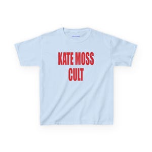 ケイト・モスのカルトベビーTシャツ、Y2Kグラフィックシャツ、90年代モデルのファッションTシャツ、大胆なホワイトスローガンベビーTシャツ、ヴィンテージストリートウェア風Tシャツ 画像 5
