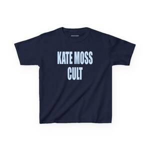 ケイト・モスのカルトベビーTシャツ、Y2Kグラフィックシャツ、90年代モデルのファッションTシャツ、大胆なホワイトスローガンベビーTシャツ、ヴィンテージストリートウェア風Tシャツ 画像 6
