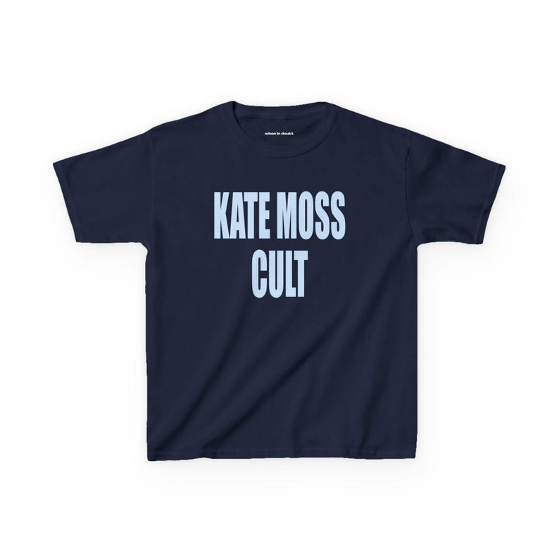 ケイト・モスのカルトベビーTシャツ、Y2Kグラフィックシャツ、90年代モデルのファッションTシャツ、大胆なホワイトスローガンベビーTシャツ、ヴィンテージストリートウェア風Tシャツ 画像 6