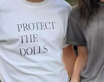 Slogan T-shirt uniseks - Protect The Dolls T-shirt, Y2K Coquette Esthetic, Stijlvolle T-shirtprint, Stijl jaren 90 - 2000, Trendy Top