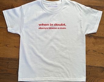 Camiseta infantil com estampa "Na dúvida, sempre culpe um homem", algodão grosso, camiseta com slogan icônico, camiseta vintage com estética dos anos 90, estampa tendência.