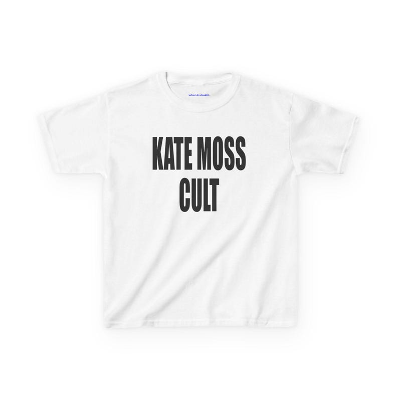 ケイト・モスのカルトベビーTシャツ、Y2Kグラフィックシャツ、90年代モデルのファッションTシャツ、大胆なホワイトスローガンベビーTシャツ、ヴィンテージストリートウェア風Tシャツ 画像 2