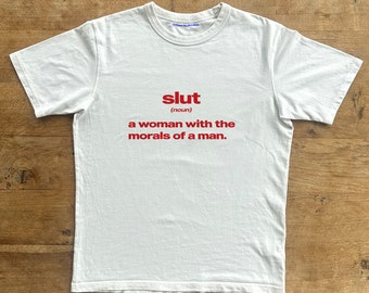 Slet - Een vrouw met de moraal van een man Klassiek unisex zwaar katoenen T-shirt, iconische slogan, jaren 90 esthetische vintage tee trending print