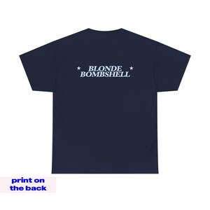 Op de afbeelding: Een marineblauw t-shirt met de tekst "* BLONDE BOMBSHELL *" gedrukt op de achterkant.