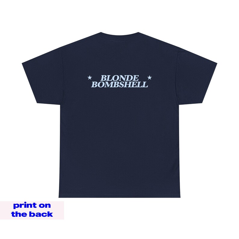 Op de afbeelding: Een marineblauw t-shirt met de tekst "* BLONDE BOMBSHELL *" gedrukt op de achterkant.
