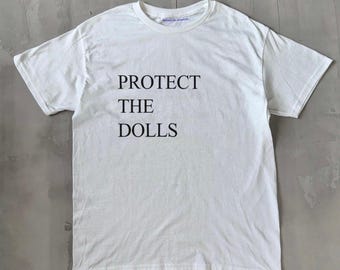 Slogan T-shirt uniseks - Protect The Dolls T-shirt, Y2K Coquette Esthetic, Stijlvolle T-shirtprint, Stijl jaren 90 - 2000, Trendy Top